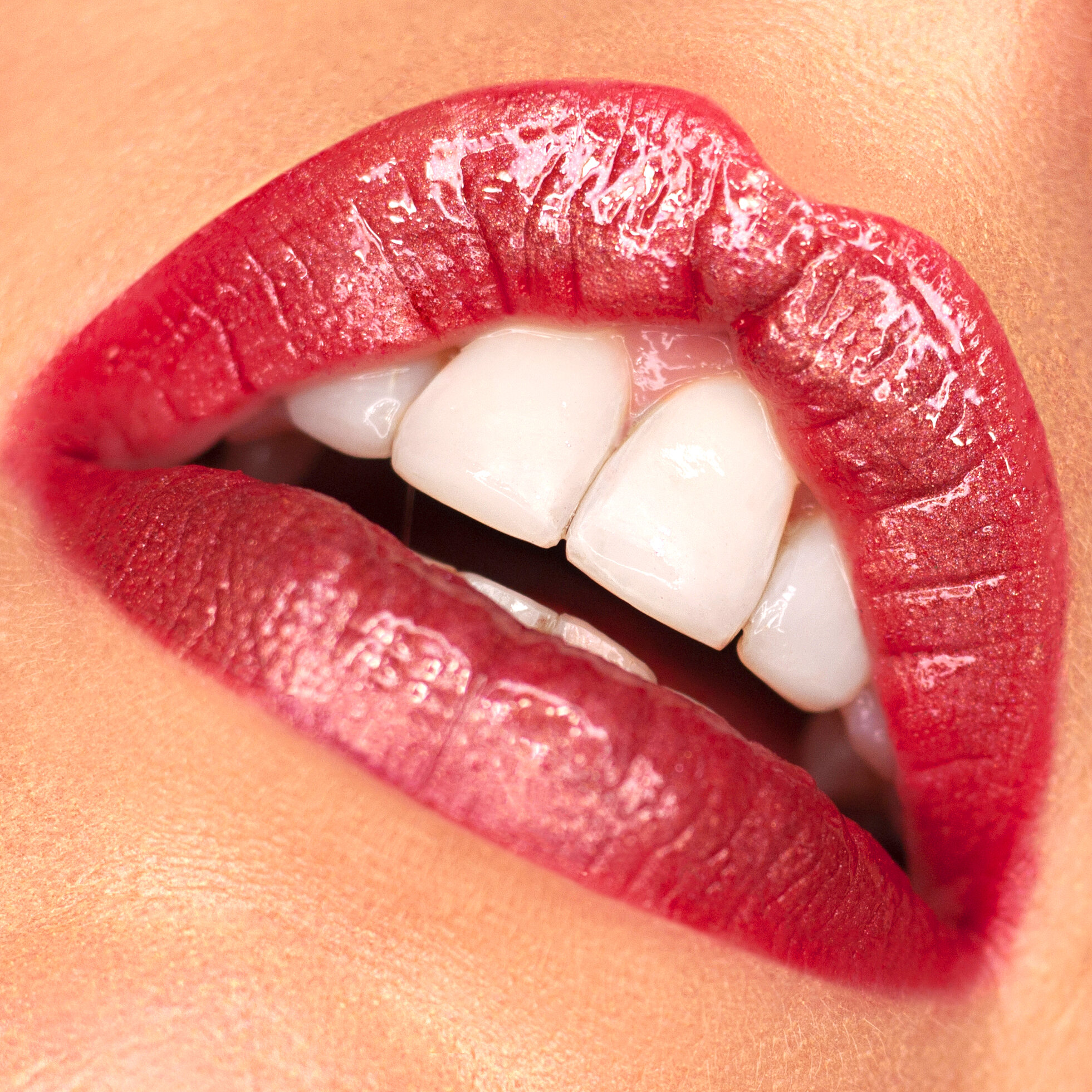 GLOSSY RED LIPS